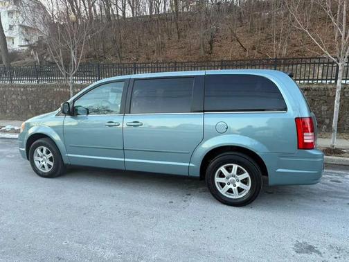 2010 Chrysler Town & Country New LX