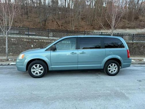 2010 Chrysler Town & Country New LX