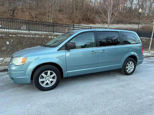 2010 Chrysler Town & Country New LX
