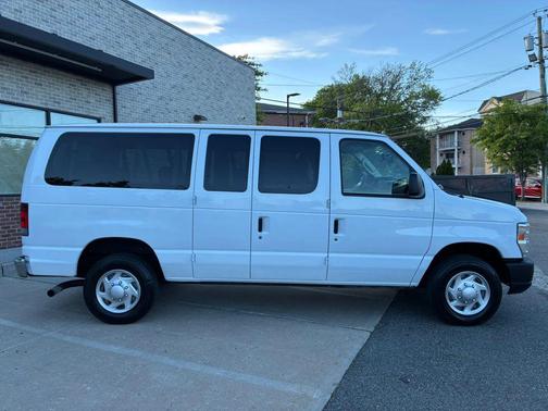 Oxford White 2013 Ford E350 Super Duty XLT