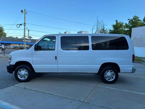 Oxford White 2013 Ford E350 Super Duty XLT