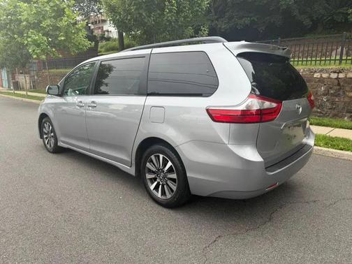 2018 Toyota Sienna LE