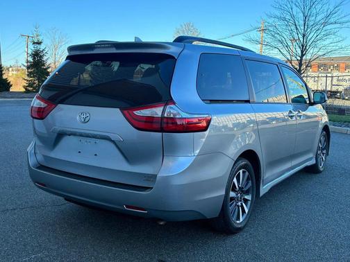 2018 Toyota Sienna LE