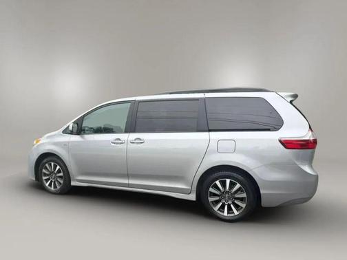 2018 Toyota Sienna LE