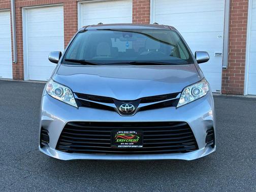 2018 Toyota Sienna LE