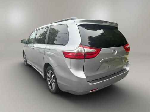 2018 Toyota Sienna LE