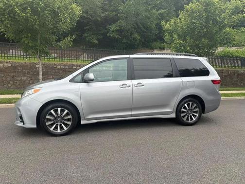 2018 Toyota Sienna LE