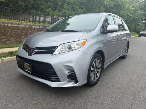 2018 Toyota Sienna LE
