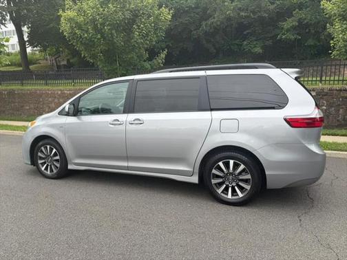 2018 Toyota Sienna LE