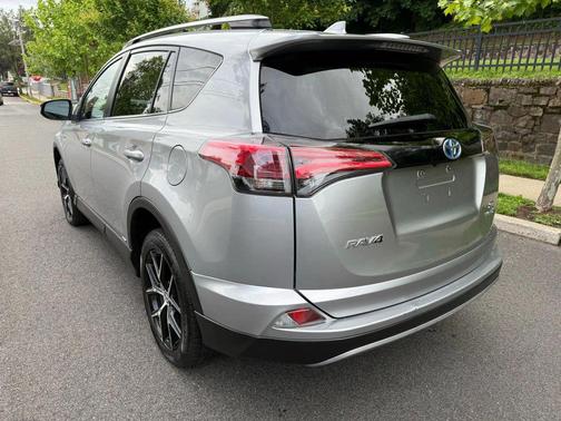 2017 Toyota RAV4 Hybrid SE