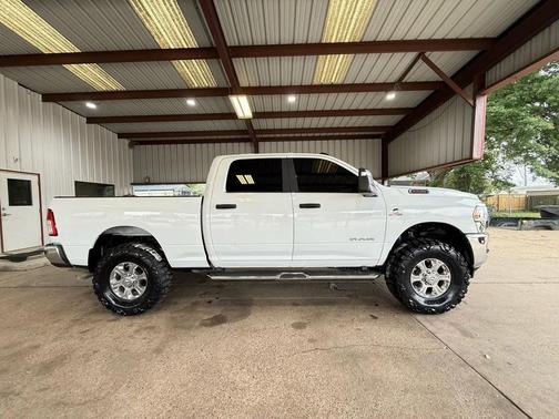 Bright White Clearcoat 2024 RAM 2500 Big Horn Crew Cab 4x4 6'4' Box