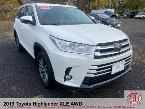White 2019 Toyota Highlander XLE