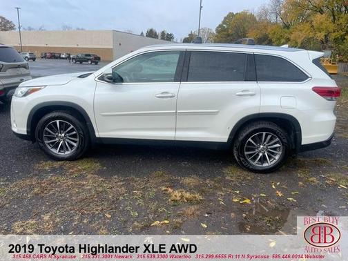 White 2019 Toyota Highlander XLE