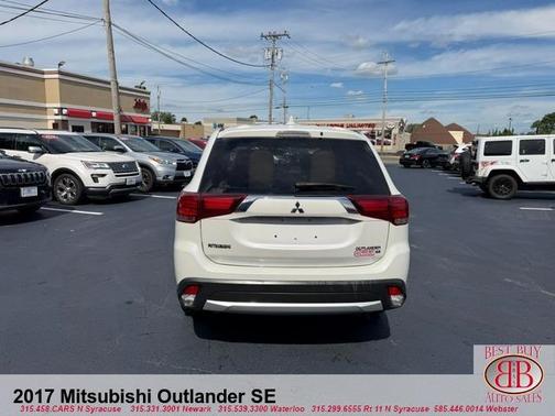 White 2017 Mitsubishi Outlander SE