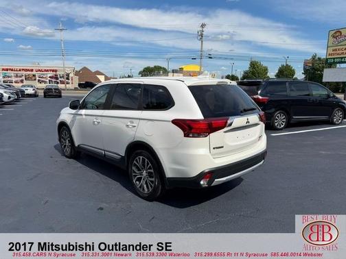 White 2017 Mitsubishi Outlander SE