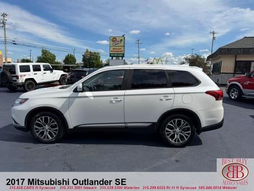 White 2017 Mitsubishi Outlander SE