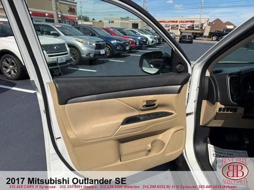 White 2017 Mitsubishi Outlander SE