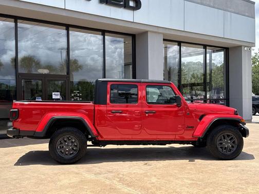 Firecracker Red Clearcoat 2024 Jeep Gladiator Sport S