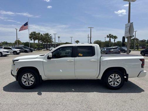 Glacier White 2024 Nissan Frontier SV