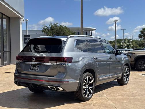Platinum Gray Metallic 2024 Volkswagen Atlas 2.0T SEL Premium R-Line 4MOTION