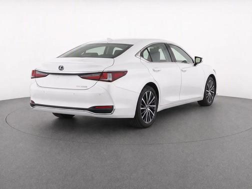 Pear 2025 Lexus ES 300h Base