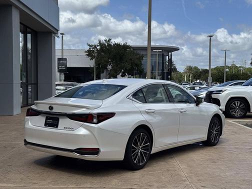 Pear 2025 Lexus ES 300h Base
