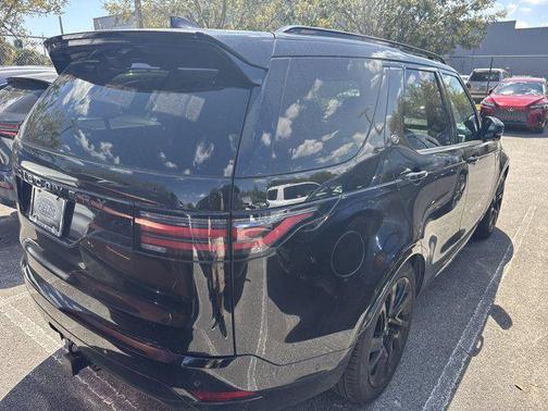 Santorini Black Metallic 2024 Land Rover Discovery P360 Dynamic SE