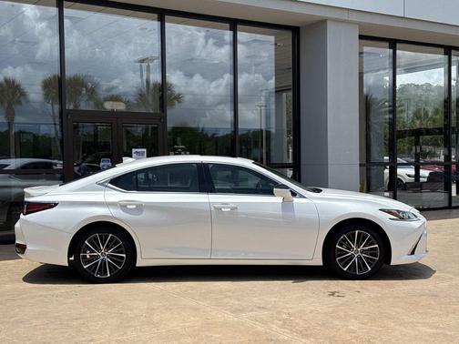 Eminent White Pearl 2025 Lexus ES 300h Base