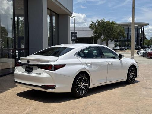 Eminent White Pearl 2025 Lexus ES 300h Base