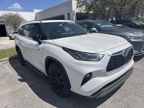 2023 Toyota Highlander Hybrid Platinum