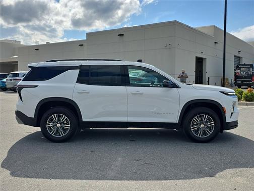 Summit White 2025 Chevrolet Traverse LT