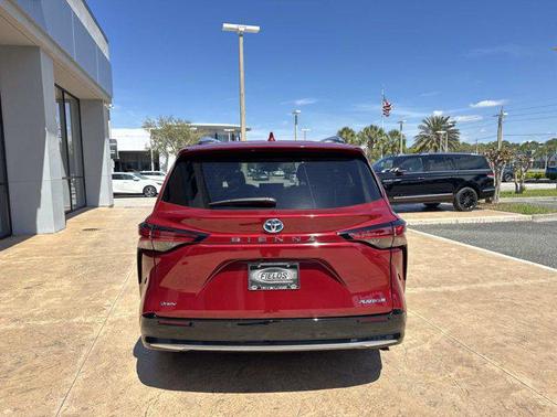 2025 Toyota Sienna Platinum