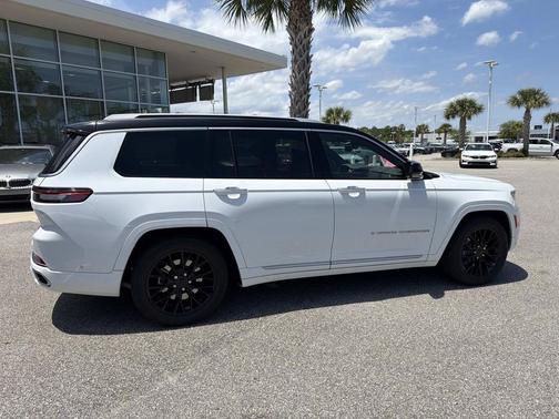 Diamond Black Crystal Pearlcoat 2023 Jeep Grand Cherokee L Summit