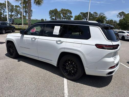 Diamond Black Crystal Pearlcoat 2023 Jeep Grand Cherokee L Summit