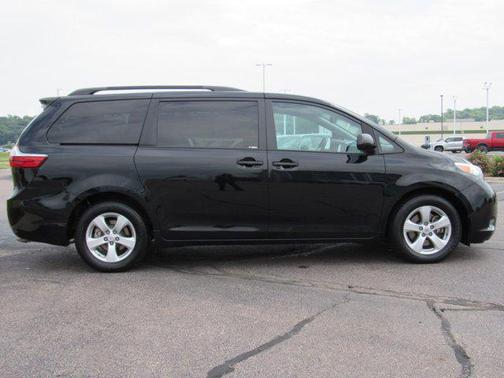 2016 Toyota Sienna LE