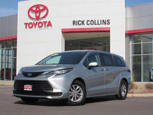 2022 Toyota Sienna LE
