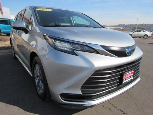 2022 Toyota Sienna LE