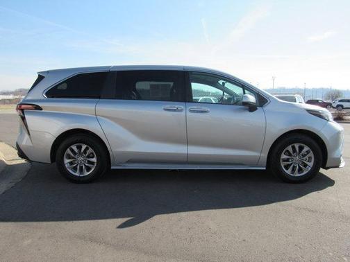 2022 Toyota Sienna LE