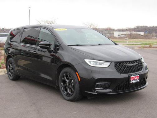 Brilliant Black Crystal Pearlcoat 2022 Chrysler Pacifica Hybrid Limited