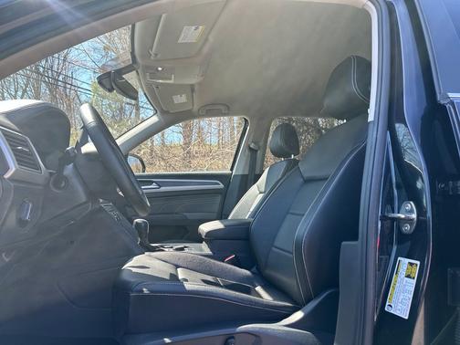 Deep Black Pearl Effect 2023 Volkswagen Atlas 2.0T SE