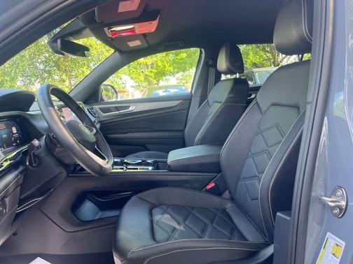 2024 Volkswagen Atlas Cross Sport 2.0T SE w/ Technology
