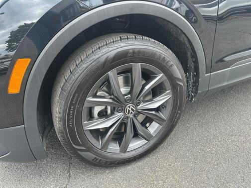 Deep Black Pearl Effect 2023 Volkswagen Tiguan 2.0T SE