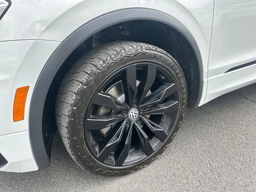 Pure White 2020 Volkswagen Tiguan 2.0T SE R-Line Black