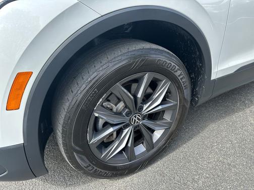 Opal White Pearl Effect 2023 Volkswagen Tiguan 2.0T SE