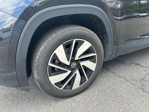 Deep Black Pearl Effect 2024 Volkswagen Atlas 2.0T SE