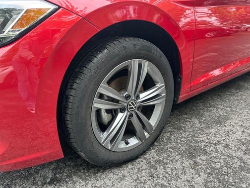 Kings Red 2023 Volkswagen Jetta 1.5T SE