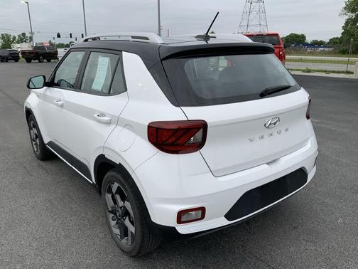 Lunar White w/Black Roof 2024 Hyundai VENUE Limited