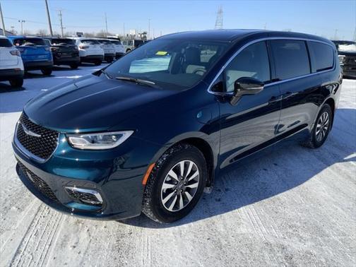 2025 Chrysler Pacifica Hybrid Select