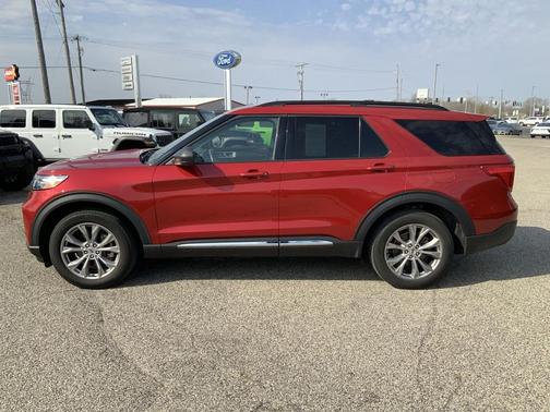 Rapid Red Metallic Tinted Clearcoat 2022 Ford Explorer XLT