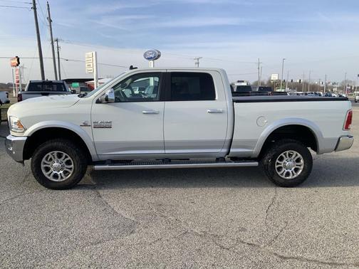 2018 RAM 2500 Laramie Crew Cab 4x4 6'4' Box